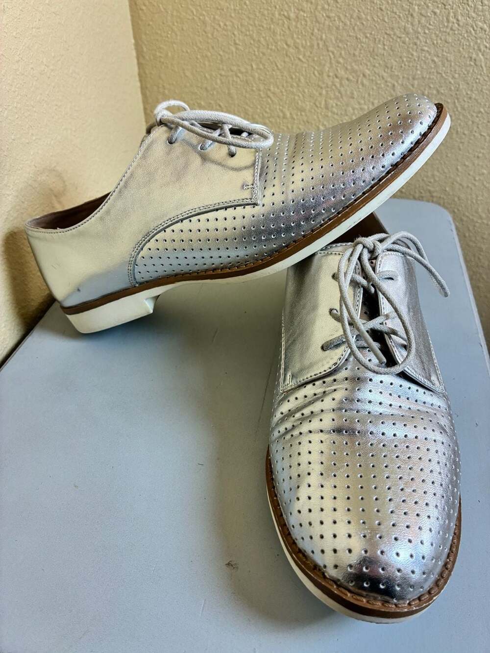 Arizona Jean Co. Kalli Perforated Silver Metallic Oxford Flats , women’s size 8